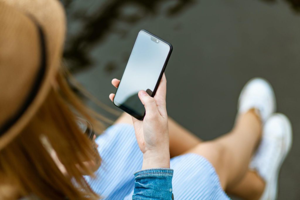 スマホを見ながら考える